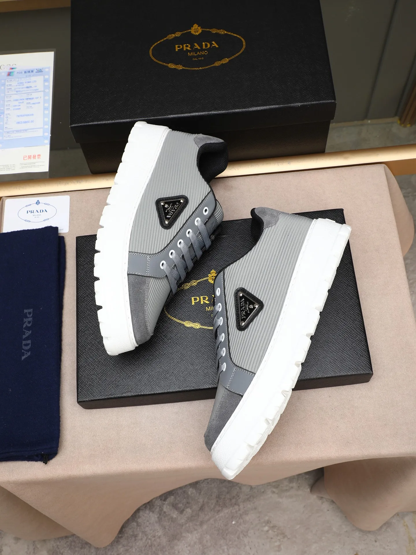 Men's Men's Shoes 💰440 Prada/Prada Men's new casual shoes, this sports shoe is made of imported calfskin upper with breathable mesh and breathable mesh lining. The foot pads are made of sheepskin, and the outsole is made of non-slip sports exclusive rubber outsole with logo. It feels good on the feet and is a fashionable item! Size: 38-44 (45 customized)